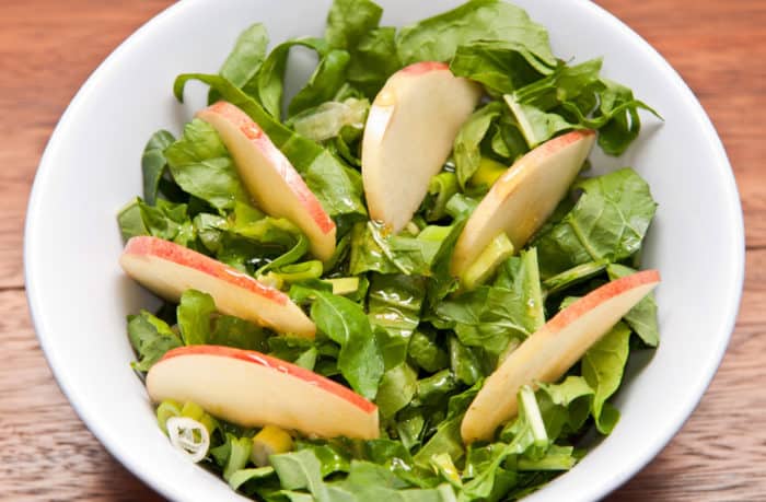 Healthy salad of Bok Choi, Rúgula and apple